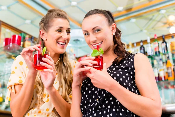 Donne amiche in bar caffetteria bere long drink — Foto Stock