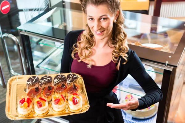 Female baker in confectionery — Stock Photo, Image