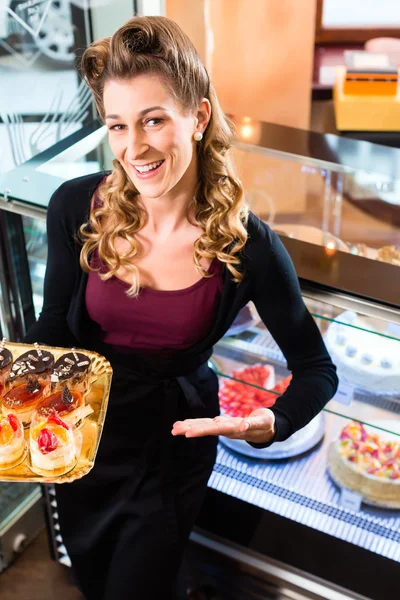 Female baker in confectionery — Stock Photo, Image