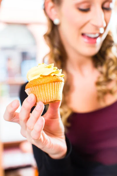 Mulher apresentando cupcakes de confeitaria — Fotografia de Stock