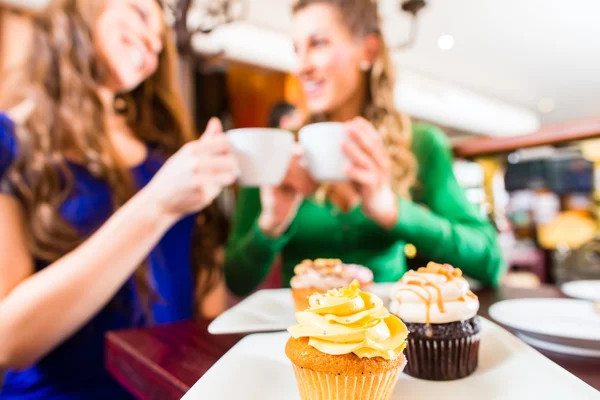 Wanita makan muffin sementara kopi minum — Stok Foto