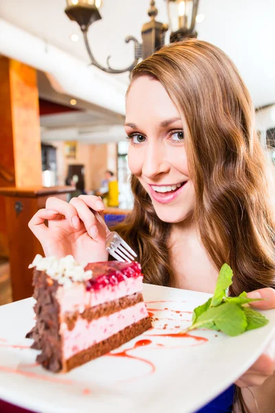 Mujer comiendo pastel en la pastelería cafetería —  Fotos de Stock