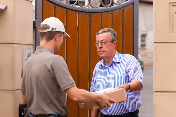 Postdienst - Zustellung eines Pakets — Stockfoto