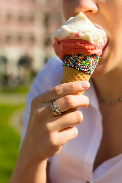 Молода жінка їсть морозиво — стокове фото