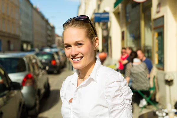 Giovane donna in città in estate — Foto Stock