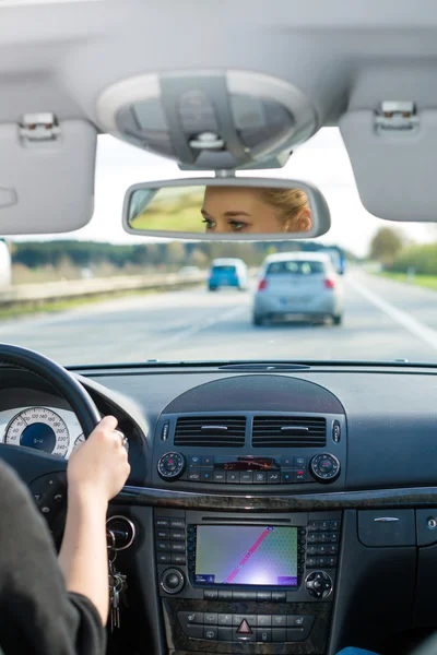 Junge Frau fährt mit Auto auf Autobahn — Stockfoto