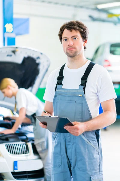 Auto Mechanic team dat werkt in auto werkplaats — Stockfoto
