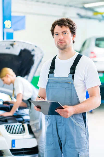 Carro mecânico equipe de trabalho em oficina de automóveis — Fotografia de Stock