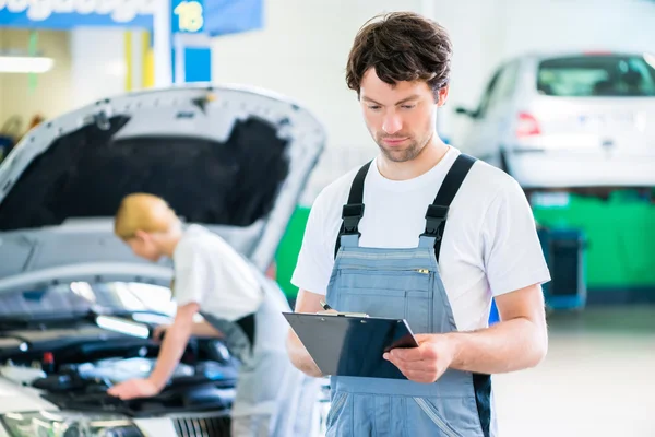 Equipo mecánico del coche que trabaja en taller auto — Foto de Stock