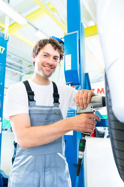 Mechaniker-Reifenwechsel in Kfz-Werkstatt — Stockfoto