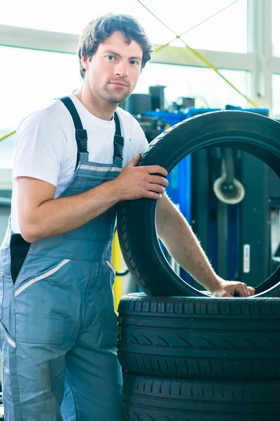 Automechaniker wechselt Reifen in Kfz-Werkstatt — Stockfoto