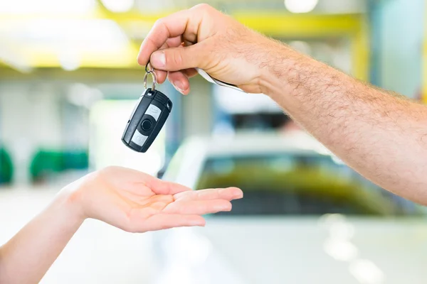 Taller mecánico entrega de coches al cliente — Foto de Stock