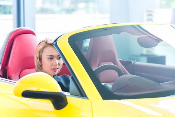 Азіатський жінка тестування нового спортивного автомобіля — стокове фото