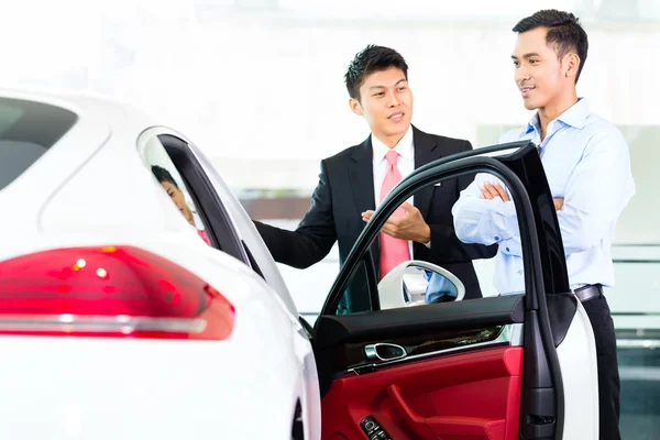 Carro vendedor de automóveis de venda de automóveis para o cliente — Fotografia de Stock