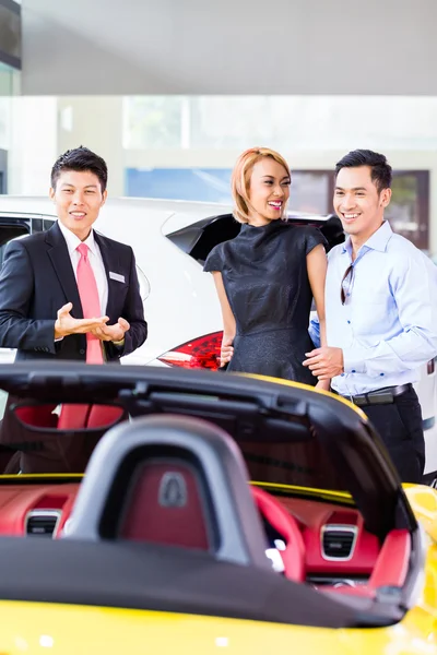 Asiatisches Paar kauft Auto im Autohaus — Stockfoto