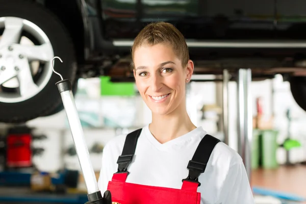 Man and female car mechanic in workshop — Stock Photo, Image