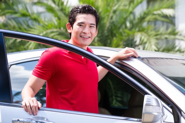 Man standing in front of new car — Stock Photo, Image