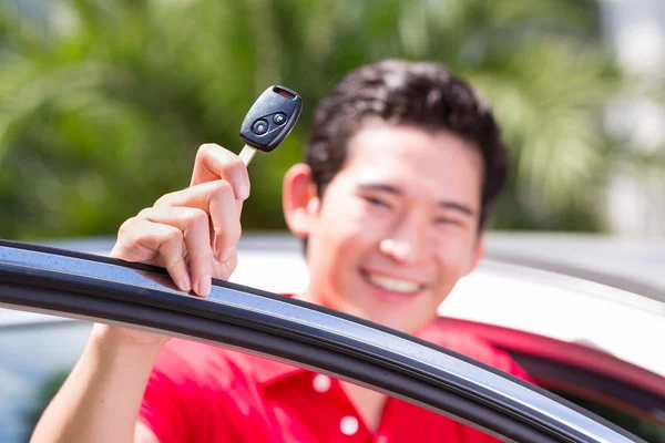 Mann zeigt Schlüssel seines neuen Autos — Stockfoto