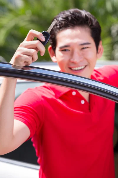 Mann zeigt Schlüssel seines neuen Autos — Stockfoto