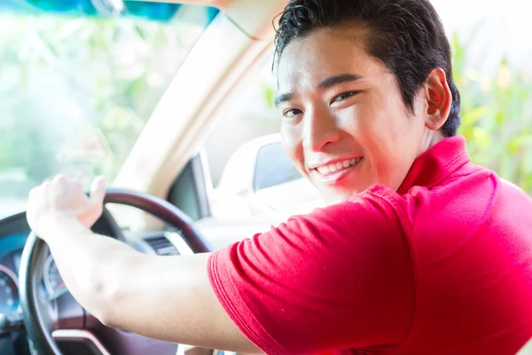 Asiático hombre conducir nuevo coche — Foto de Stock