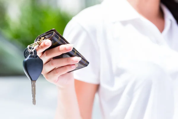 Kobieta wyświetlone klucz nowego samochodu — Zdjęcie stockowe
