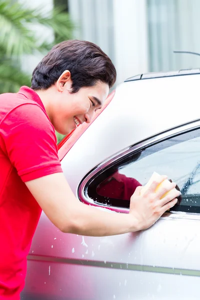 Homem de limpeza e lavagem de carro com esponja — Fotografia de Stock