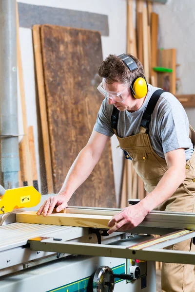 Carpintero con sierra eléctrica en carpintería —  Fotos de Stock