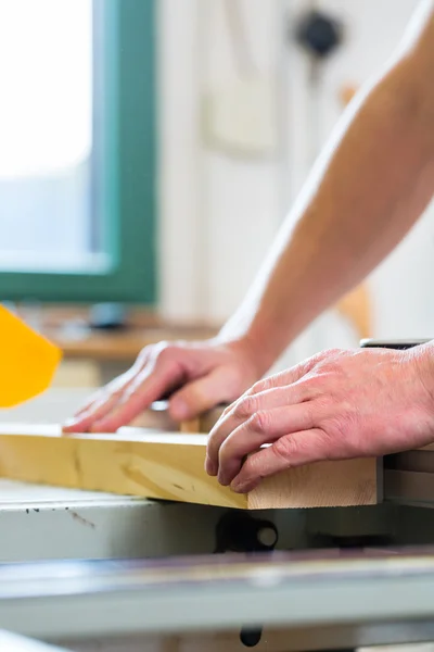 Carpenter segítségével elektromos fűrész tetofedo — Stock Fotó