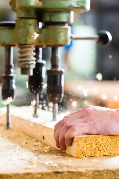 Carpintero con taladro eléctrico en carpintería —  Fotos de Stock