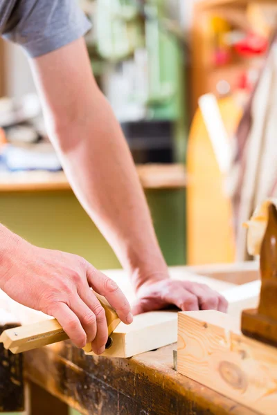 Carpinteiro com peça de trabalho em carpintaria — Fotografia de Stock