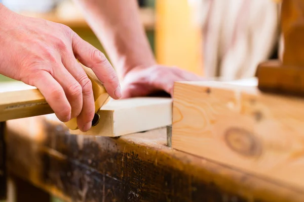 Tischler mit Werkstück in der Schreinerei — Stockfoto