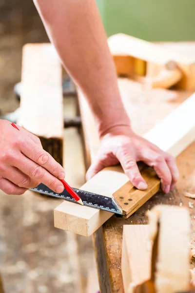 Carpinteiro com peça de trabalho em carpintaria — Fotografia de Stock