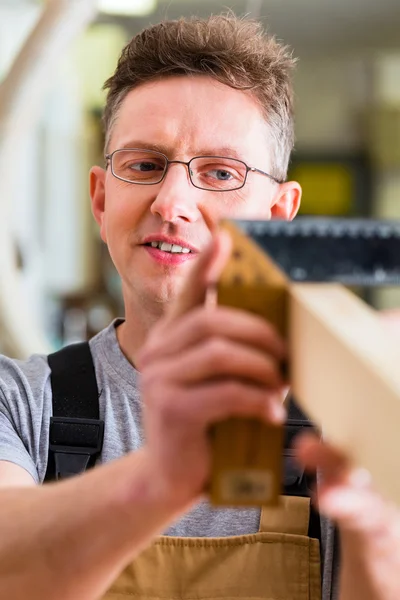 Плотник, работающий в мастерской или плотницкой мастерской — стоковое фото