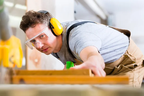 Carpenter using electric saw in carpentry — Stock Photo, Image