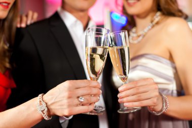Champagner bir barda grubu