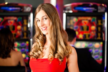 Casino sarışın kadın