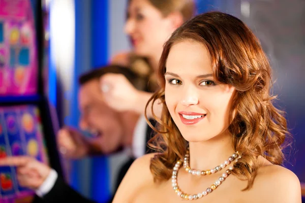 Friends in Casino on a slot machine — Stock Photo, Image