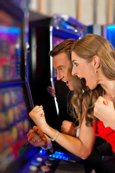 Házaspár egy slot machine kaszinó — Stock Fotó