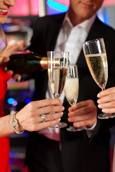 Mensen met champagner in een bar — Stockfoto