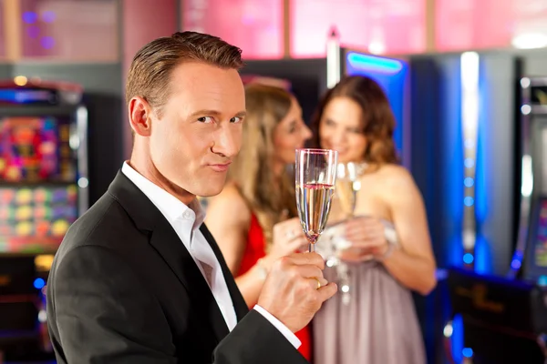 Les gens avec champagner dans un bar — Photo