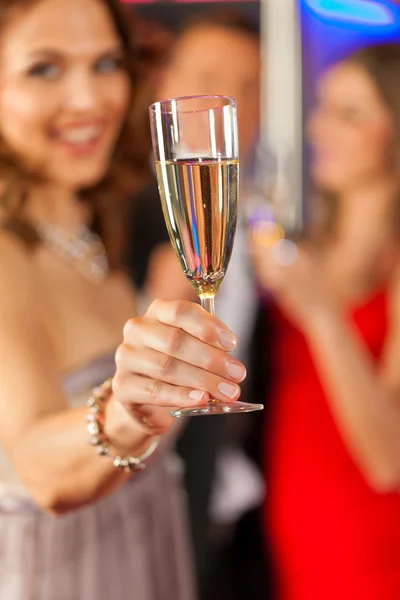 Menschen mit Champagner in einer Bar — Stockfoto