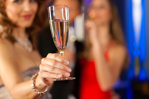 Gente con champagner en un bar —  Fotos de Stock