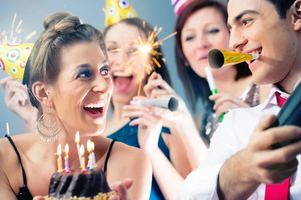 Pessoas de festa no bar celebrando aniversário — Fotografia de Stock