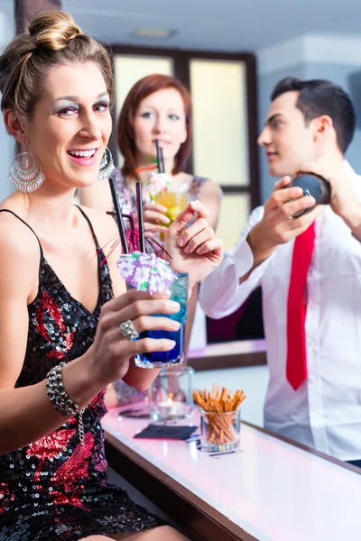 Woman drinking cocktails in cocktail bar — Stock Photo, Image