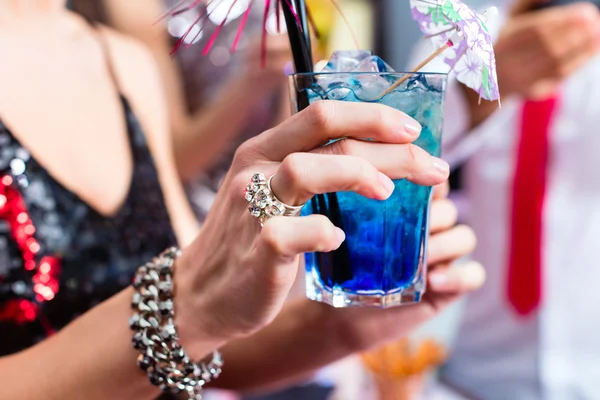 Жінка п'є коктейлі в барі — стокове фото