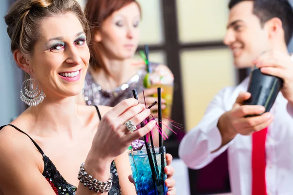 Woman drinking cocktails in cocktail bar — Stock Photo, Image