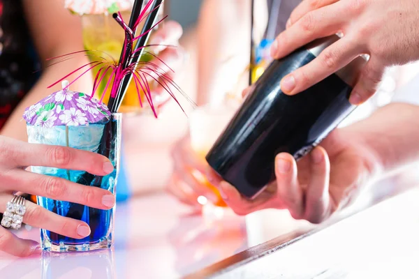 People, Cocktail glasses and barkeeper — Stock Photo, Image