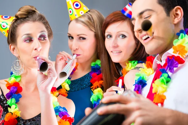 Friends partying in cocktail bar — Stock Photo, Image