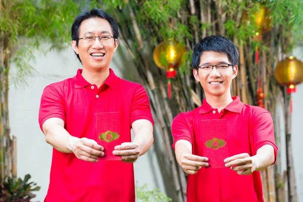 父と息子と中国の新年の贈り物 — ストック写真