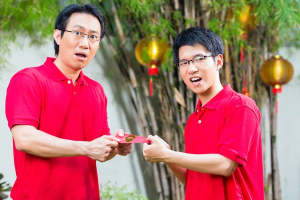 Padre e hijo con regalo de año nuevo chino —  Fotos de Stock